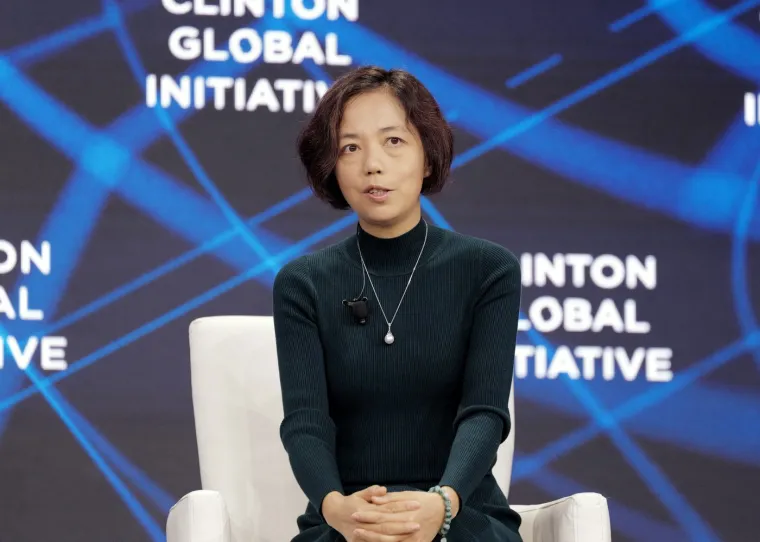 Fei-Fei Li, profesorica računalnih znanosti na Sveučilištu Stanford i suosnivačica AI4ALL, vodeća je stručnjakinja u području umjetne inteligencije (AI). Njezin rad na razvoju AI sustava i promicanju raznolikosti u AI području iznimno je važan.