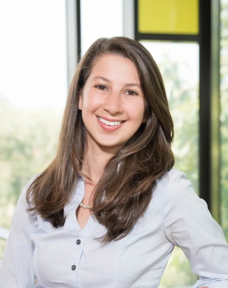 Katie Bouman postala je poznata po svom doprinosu stvaranju prve slike crne rupe. Njezin rad kao računalne znanstvenice i inženjerke ključan je za napredak u astrofizici i obradi slike.