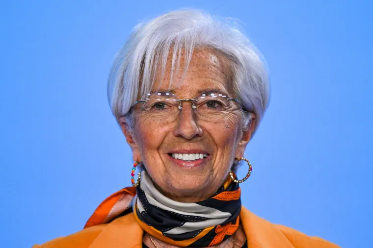 Christine Lagarde, predsjednica Europske središnje banke (ESB), prva je žena na toj poziciji. Prije ESB-a, bila je i prva žena na čelu Međunarodnog monetarnog fonda (MMF). Njezin utjecaj na globalnu ekonomsku politiku je ogroman.