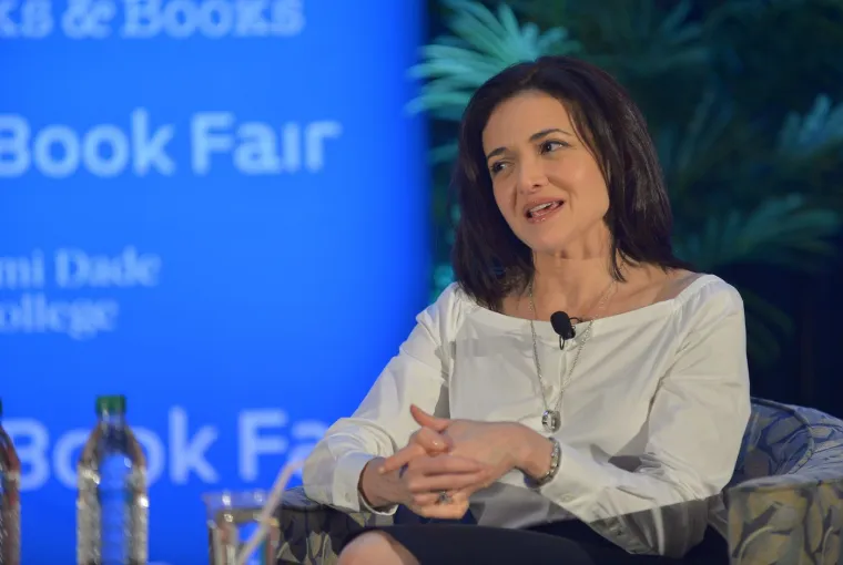 Sheryl Sandberg, dugogodišnja operativna direktorica Mete (bivšeg Facebooka), jedna je od najutjecajnijih žena u tehnološkom sektoru. Njezina knjiga &quot;Lean In&quot; potaknula je globalnu raspravu o ženama u poslovnom svijetu.