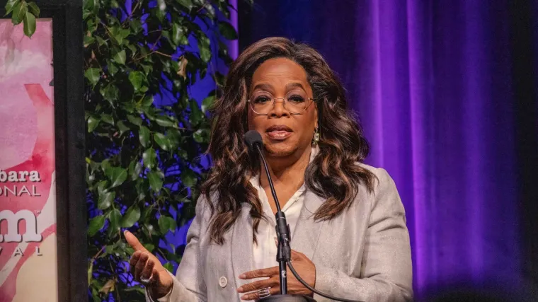 Oprah Winfrey, medijska mogulica, filantropkinja i glumica, desetljećima je jedna od najutjecajnijih žena na svijetu. Njezin utjecaj proteže se od televizije i filma do izdavaštva i obrazovanja.