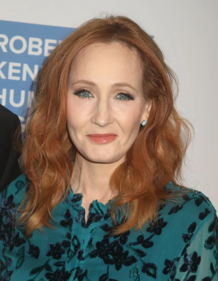 J.K. Rowling, autorica serijala o Harryju Potteru, ne samo da je stvorila jedan od najpopularnijih književnih serijala svih vremena, već je i aktivna u filantropiji i zagovaranju prava djece.