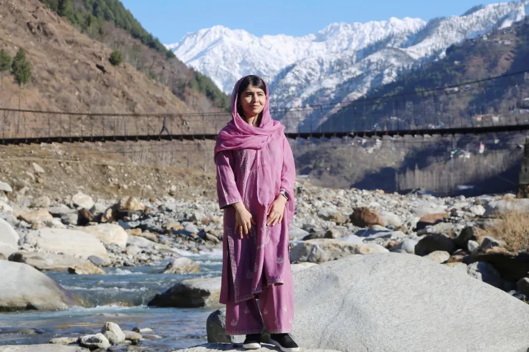 Malala Yousafzai, pakistanska aktivistica za obrazovanje djevojčica i najmlađa dobitnica Nobelove nagrade za mir, simbol je hrabrosti i borbe za ljudska prava. Preživjela je napad talibana zbog svog aktivizma.