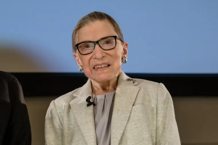 Ruth Bader Ginsburg, sutkinja Vrhovnog suda SAD-a, bila je ikona borbe za rodnu ravnopravnost i građanska prava. Njezine presude i mišljenja ostavili su trajan utjecaj na američko pravo.
