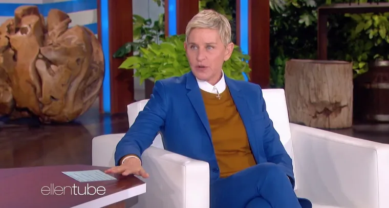 Ellen DeGeneres, komičarka, televizijska voditeljica i glumica, desetljećima je prisutna u javnom prostoru, promičući toleranciju i prihvaćanje LGBTQ+ zajednice.