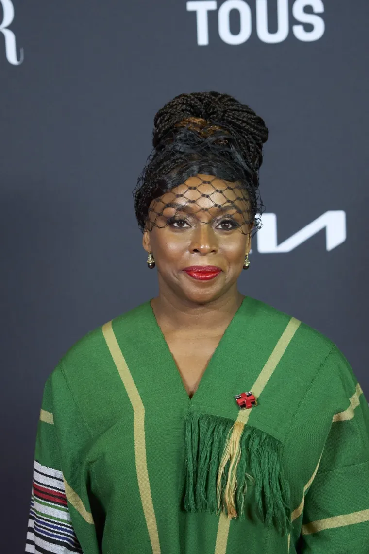 Chimamanda Ngozi Adichie, nigerijska književnica, svojim romanima, esejima i govorima promiče feminizam, ravnopravnost i razumijevanje afričke kulture. Njezin TED govor "Svi bismo trebali biti feministi" postao je globalni fenomen.