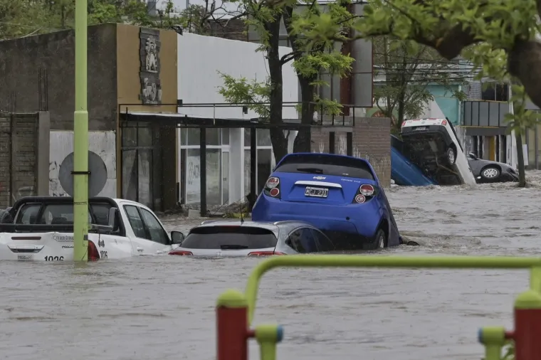 Poplave odnijele najmanje 10 života: Auti nabacani po ulicama, majke bježe s djecom