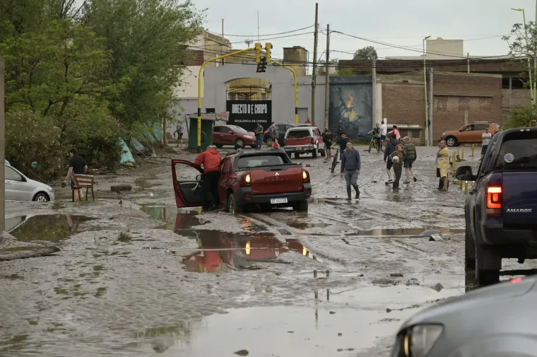 Poplave odnijele najmanje 10 života: Auti nabacani po ulicama, majke bježe s djecom