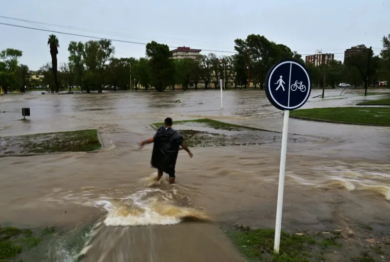 Poplave odnijele najmanje 10 života: Auti nabacani po ulicama, majke bježe s djecom