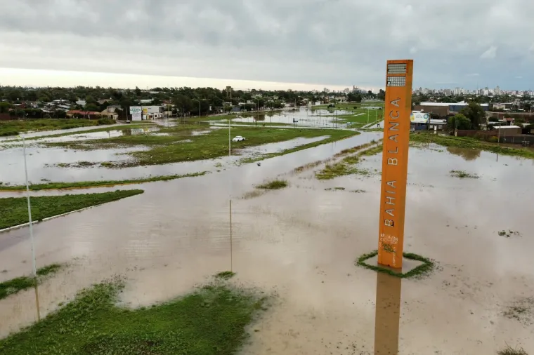 Poplave odnijele najmanje 10 života: Auti nabacani po ulicama, majke bježe s djecom
