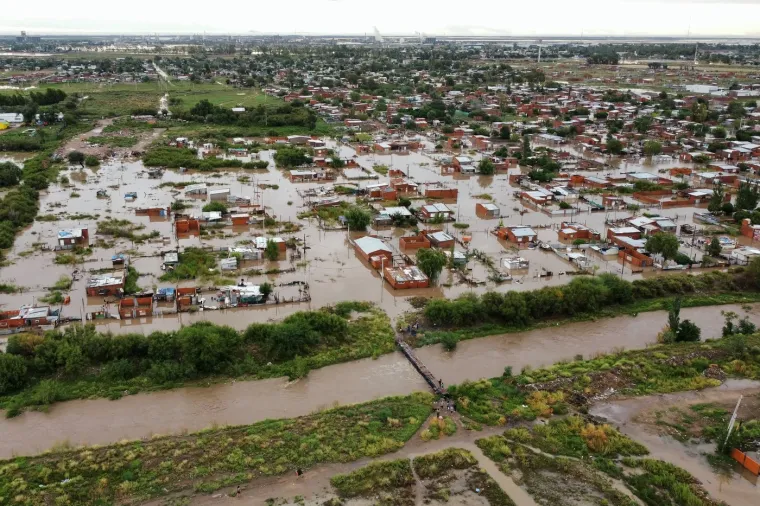 Oluja je prisilila na evakuaciju domova i zdravstvenih centara u glavnom trgovačkom lučkom gradu nekih 600 kilometara od glavnog grada. 