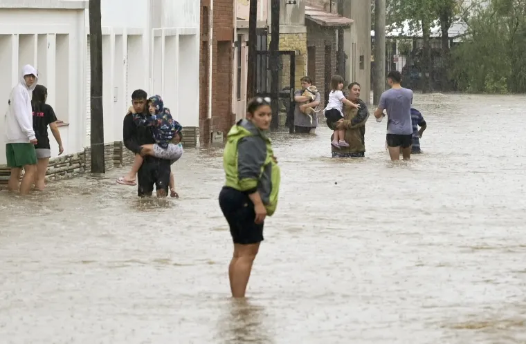 Fotografije na društvenim mrežama prikazuju majke kako bježe iz poplavljene bolnice sa svojim novorođenim bebama.