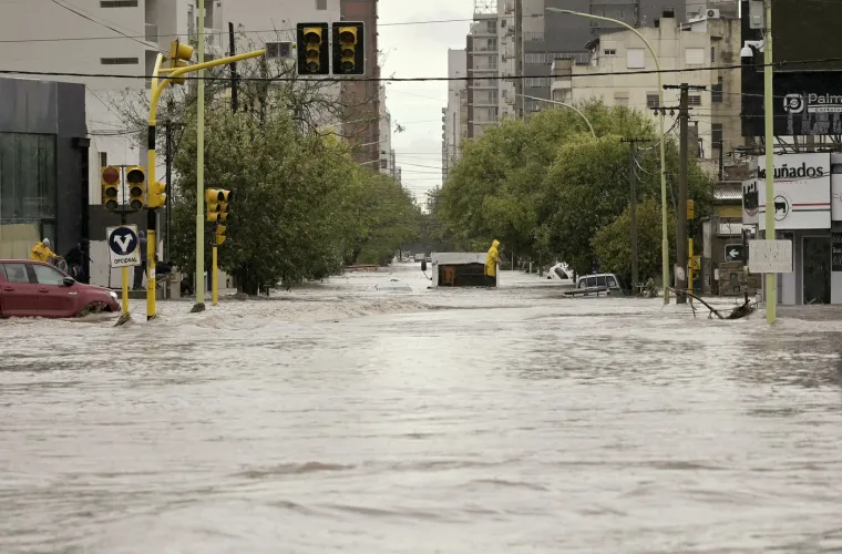 Poplave odnijele najmanje 10 života: Auti nabacani po ulicama, majke bježe s djecom