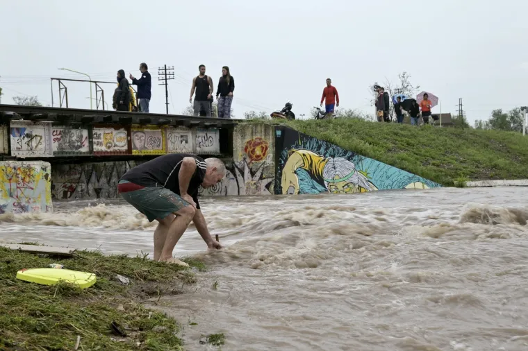 Poplave odnijele najmanje 10 života: Auti nabacani po ulicama, majke bježe s djecom