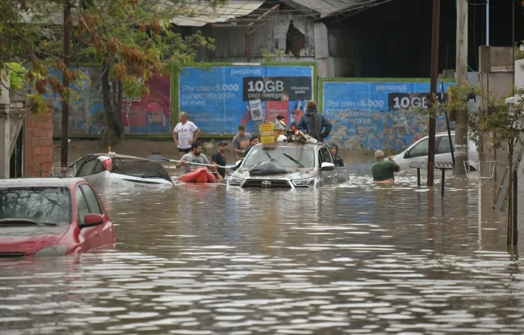Poplave odnijele najmanje 10 života: Auti nabacani po ulicama, majke bježe s djecom