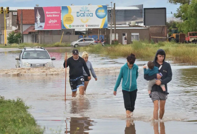 Poplave odnijele najmanje 10 života: Auti nabacani po ulicama, majke bježe s djecom