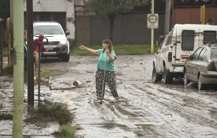 Poplave odnijele najmanje 10 života: Auti nabacani po ulicama, majke bježe s djecom