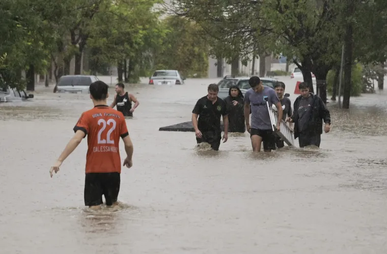 Poplave odnijele najmanje 10 života: Auti nabacani po ulicama, majke bježe s djecom