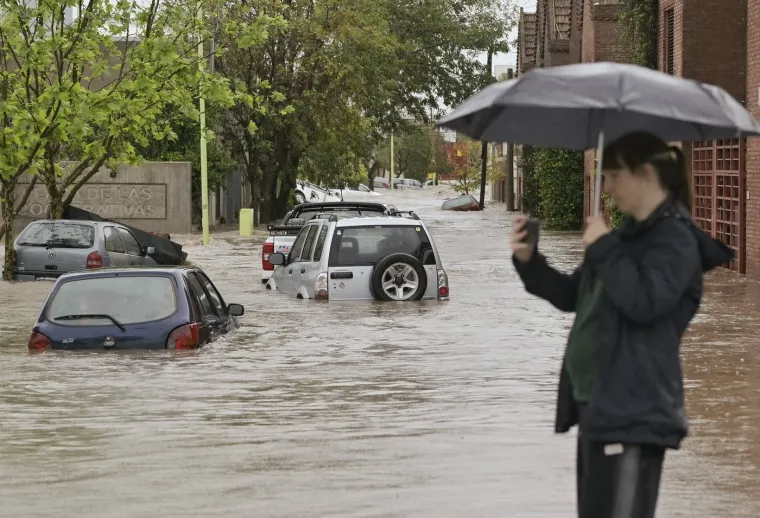 Poplave odnijele najmanje 10 života: Auti nabacani po ulicama, majke bježe s djecom