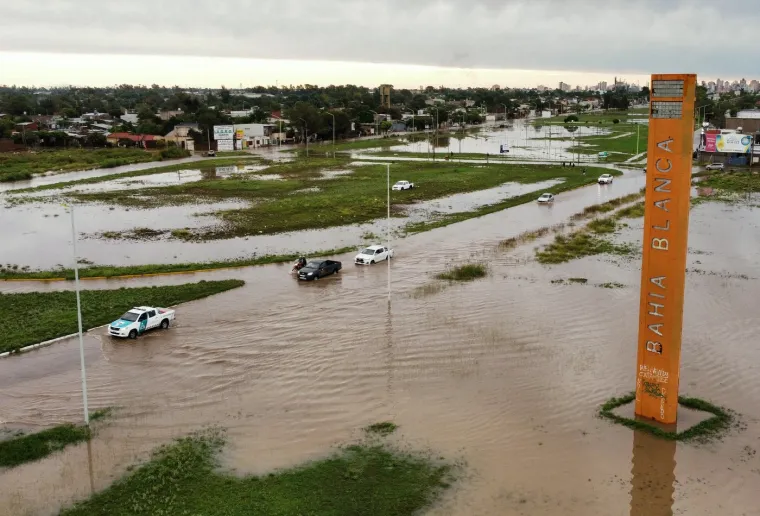 Poplave odnijele najmanje 10 života: Auti nabacani po ulicama, majke bježe s djecom