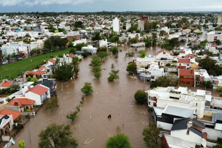 Poplave odnijele najmanje 10 života: Auti nabacani po ulicama, majke bježe s djecom