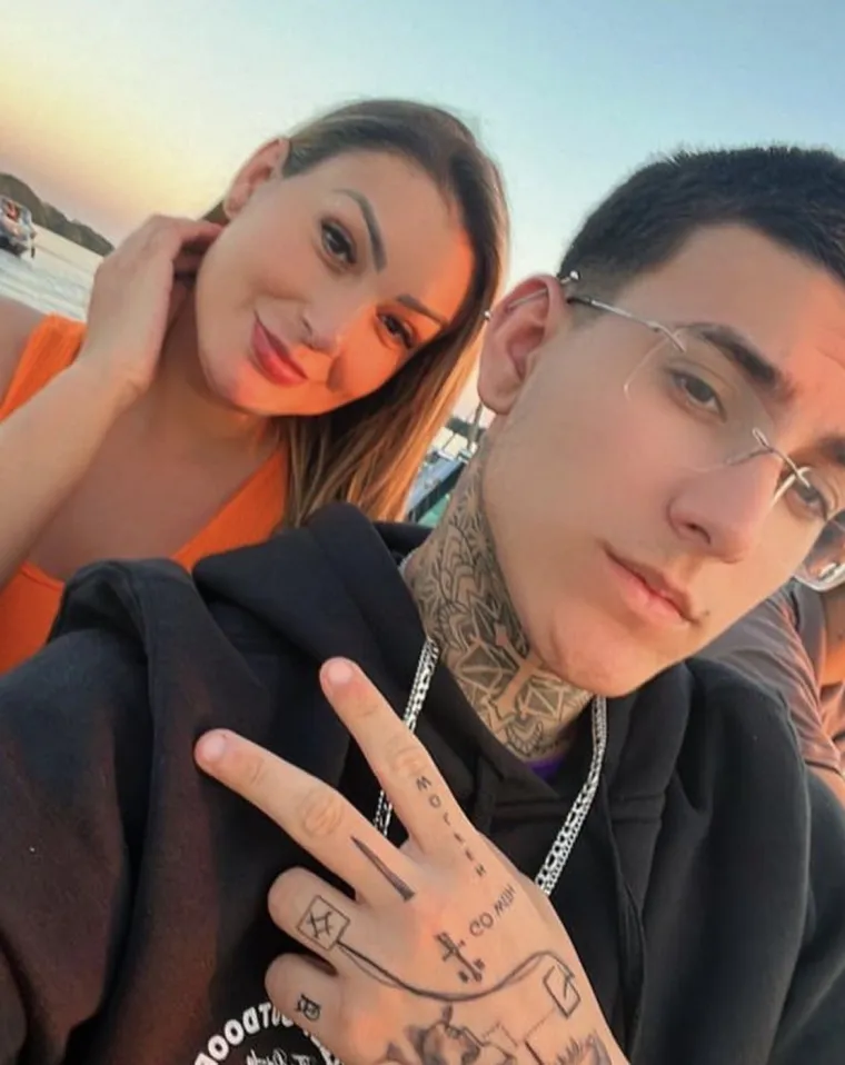 Brazilska manekenka ne krije i da snima za Only Fans sadržaj za odrasle, a najviše je ponosna na svog sina Arthura Uracha. Nedavno je izjavila i kako je najseksipilnija majka na internetu. Ovu hrabru tvrdnju brani time što kaže da je prijatelji njezina sina često pozivaju na dejtove. 