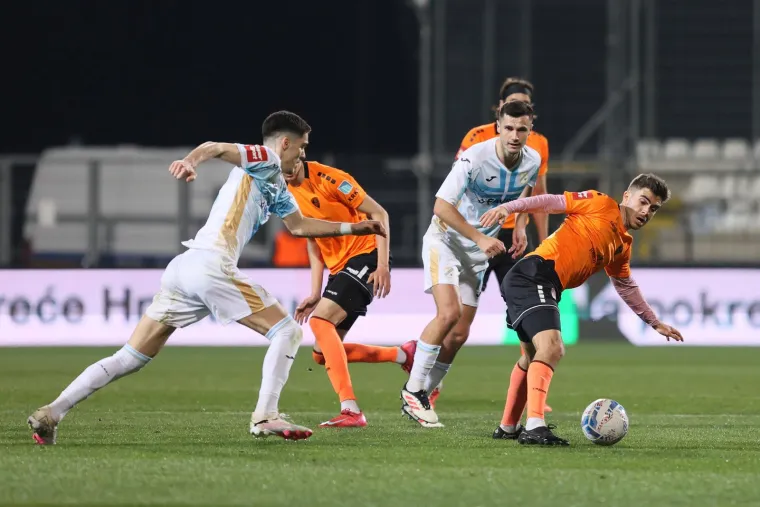 Nogometa&scaron;i Rijeke razočarali su svoje navijače i podbacili u svojoj utvrdi Rujevici, protiv &Scaron;ibenika su stigli svega do jednog boda, koji se u jeku borbe za naslov može smatrati &ndash; debaklom.