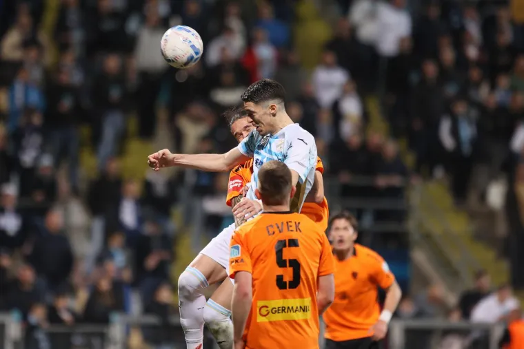 Riječani su od samog starta susreta krenuli ofenzivno prema suparničkom golu odlučni opravdati ulogu apsolutnog favorita i takav pristup donio je rezutat jo&scaron; u ranoj fazi.