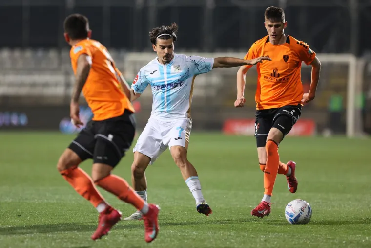 Nakon jednog od niza prekida u 16. minuti nastala je gužva u kaznenom prostoru &Scaron;ibenika, gostujući braniči u nekoliko navrata propustili su ra&scaron;čistiti situaciju pa je lopta pala pred noge Fruka koji nije okoli&scaron;ao te mirno svladao Filipovića.