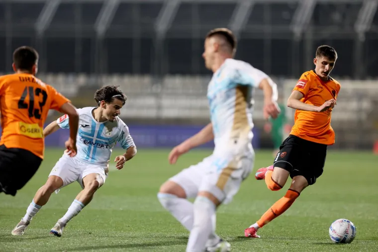 U nastavku susreta Rijeka je tražila pobjednički pogodak, ali Gojak je u 54. minuti iz povoljne pozicije bio neprecizan, udarac glavom Čopa u 60. minuti i&scaron;ao je ravno u Filipovića, dok je Petrovič u 78. minuti, kada se na&scaron;ao nečuvan u petercu, proma&scaron;io loptu. Za sve te proma&scaron;aje domaći su umalo kažnjeni kada je u 79. minuti Božić pobjegao po desnom krilu, pucao iskosa u bliži kut, ali Zlomislić se nije dao iznenaditi.