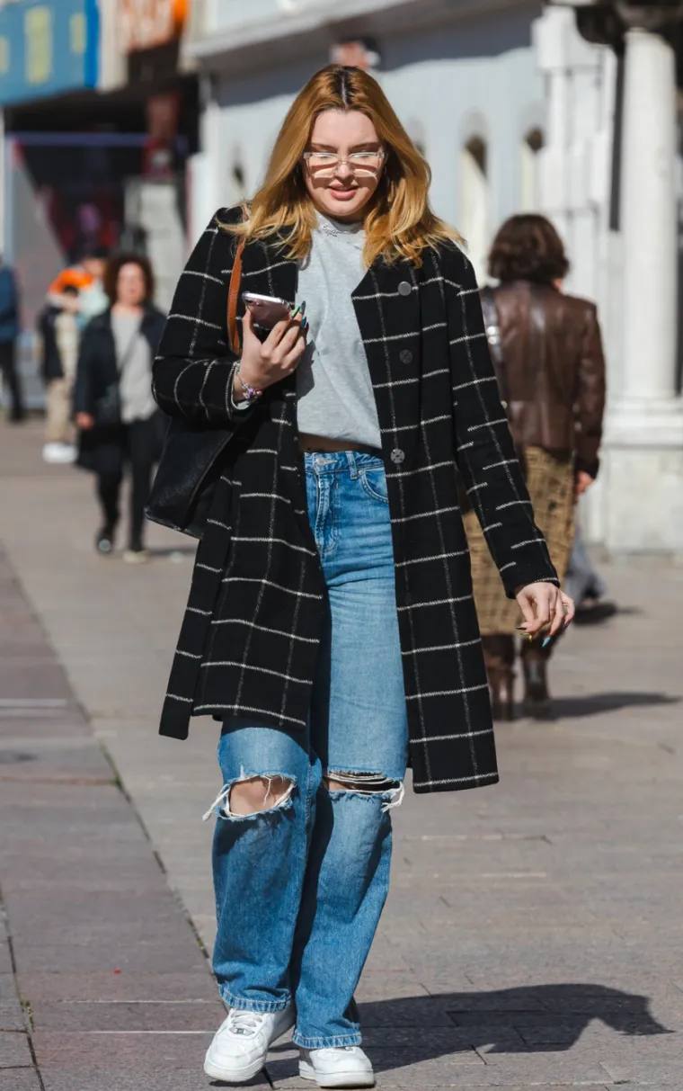 Koliko ljepotica na jednom mjestu: Djevojke zablistale na Korzu - iz ormara izvadile skupocjene torbice