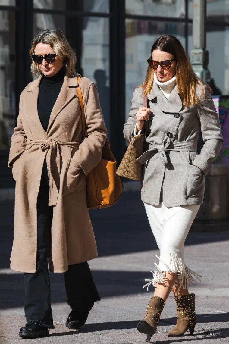 Koliko ljepotica na jednom mjestu: Djevojke zablistale na Korzu - iz ormara izvadile skupocjene torbice