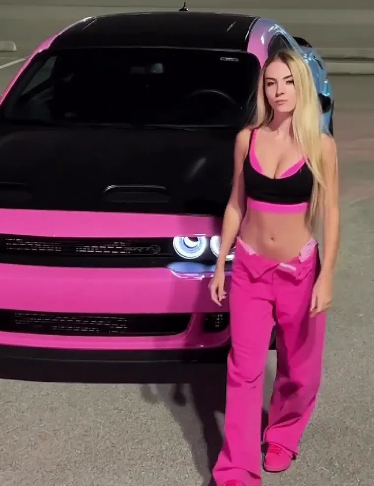 Stalno se naslikava i snima videe pokraj skupocjenih automobila. Voli i rozu boju. 