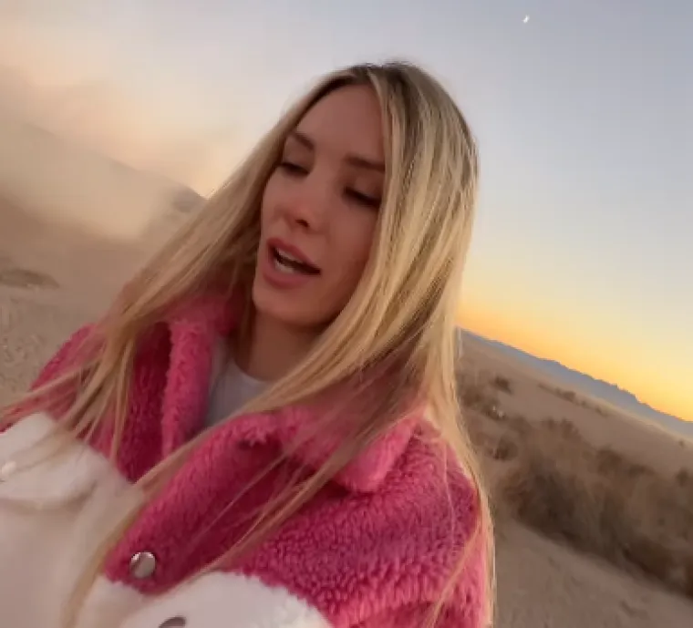 Ovdje je Angelina u pustinji Nevade. Ovo je screenshot njezinog videa na kojem kaže da je jako prljava od pra&scaron;ine koja se digla nakon autodrifta. Objavila je vide na TikTok-u. 