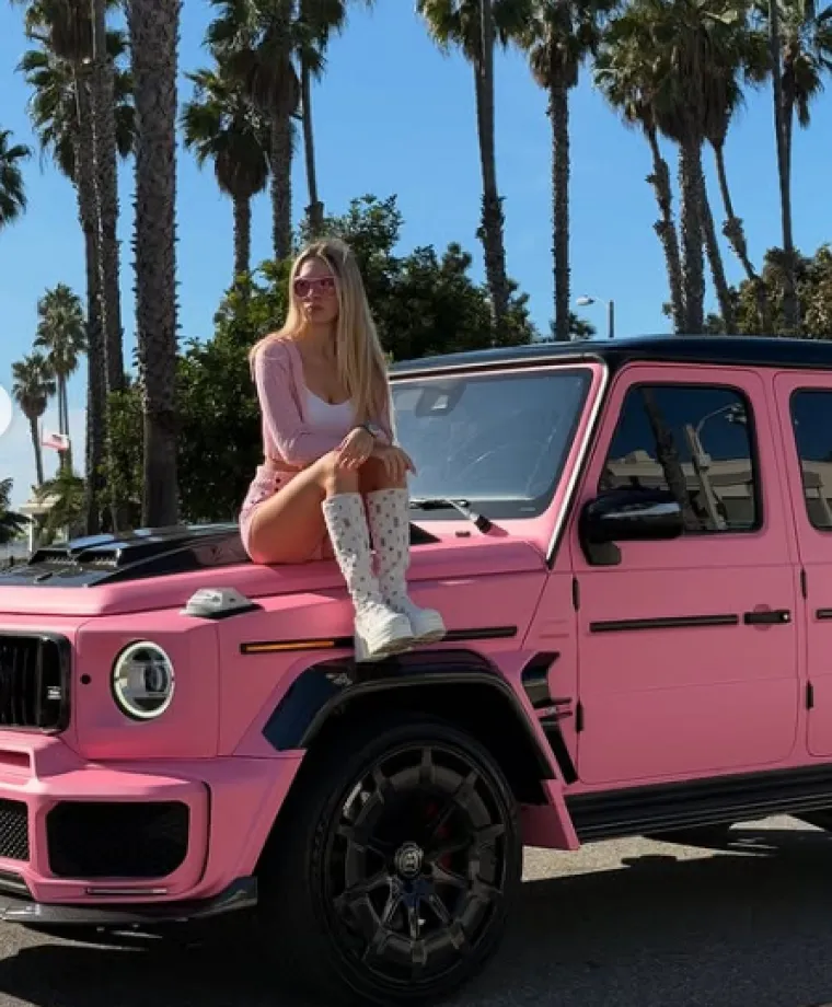 Najpoznatija teniska barbika poludjela za Đokovićem, do&scaron;la mu na trening: 'Nemoj nikad ostariti'