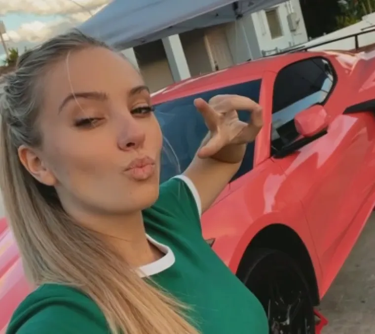 Najpoznatija teniska barbika poludjela za Đokovićem, do&scaron;la mu na trening: 'Nemoj nikad ostariti'