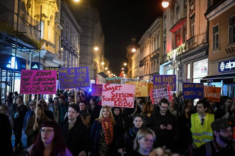 Veliki noćni marš diljem Hrvatske: Pogledajte kakve su poruke nosili na transparentima