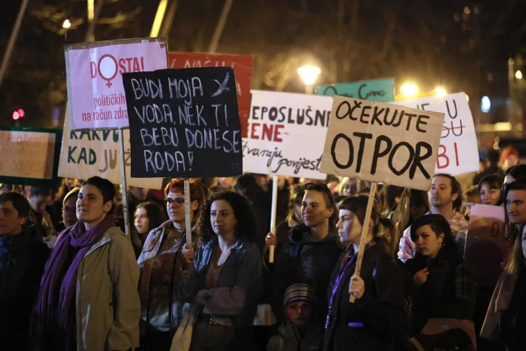 Veliki noćni marš diljem Hrvatske: Pogledajte kakve su poruke nosili na transparentima