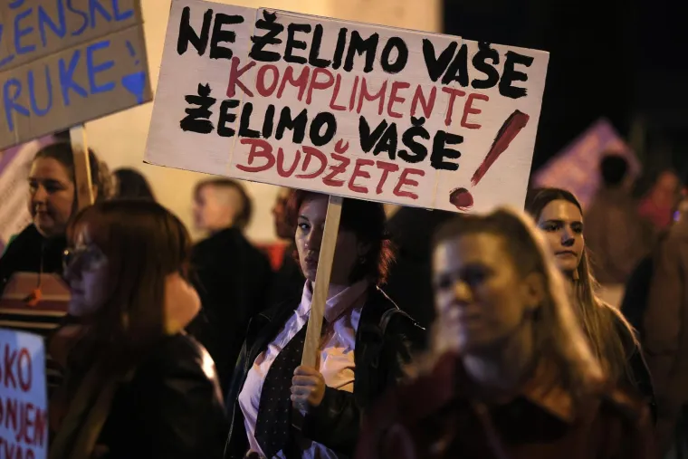 Veliki noćni marš diljem Hrvatske: Pogledajte kakve su poruke nosili na transparentima