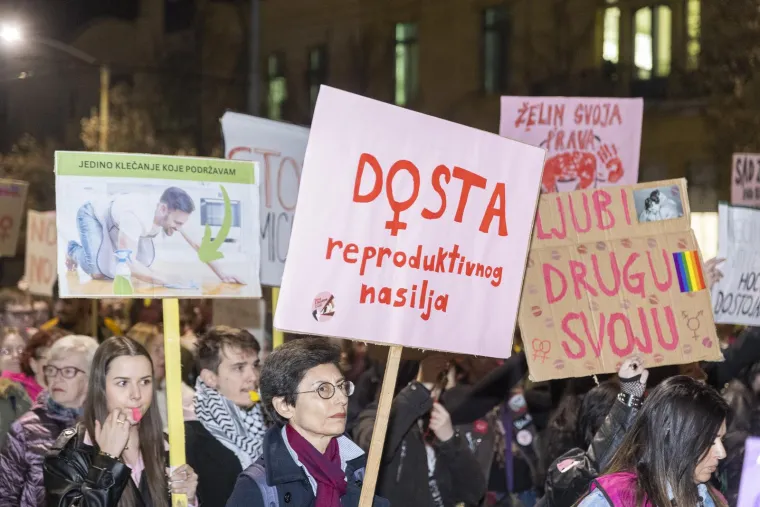 Veliki noćni marš diljem Hrvatske: Pogledajte kakve su poruke nosili na transparentima