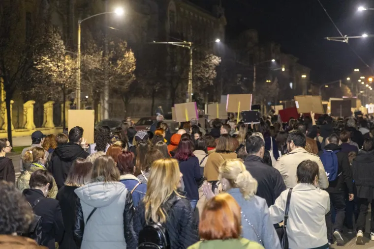 Veliki noćni marš diljem Hrvatske: Pogledajte kakve su poruke nosili na transparentima