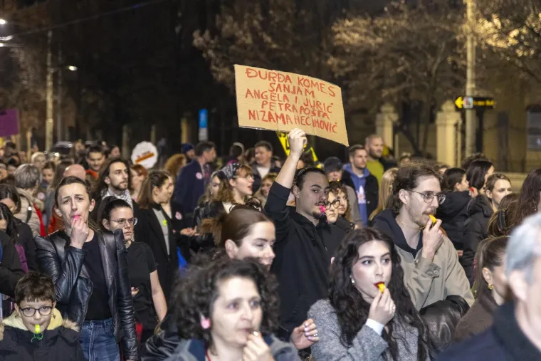 Veliki noćni marš diljem Hrvatske: Pogledajte kakve su poruke nosili na transparentima