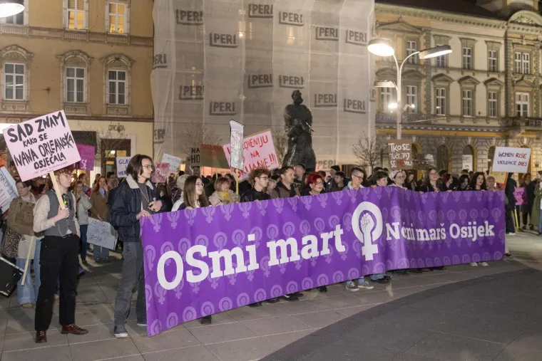 Veliki noćni marš diljem Hrvatske: Pogledajte kakve su poruke nosili na transparentima