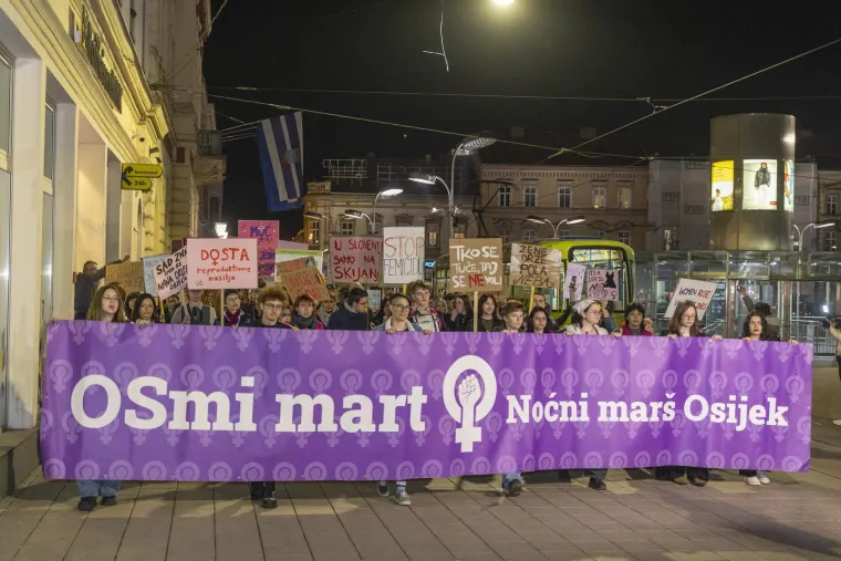 Veliki noćni mar&scaron; diljem Hrvatske: Pogledajte kakve su poruke nosili na transparentima