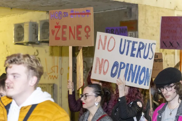 Veliki noćni mar&scaron; diljem Hrvatske: Pogledajte kakve su poruke nosili na transparentima