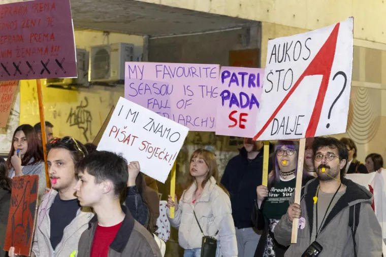 Veliki noćni mar&scaron; diljem Hrvatske: Pogledajte kakve su poruke nosili na transparentima