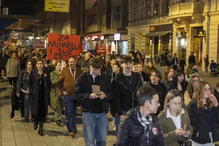 Veliki noćni mar&scaron; diljem Hrvatske: Pogledajte kakve su poruke nosili na transparentima