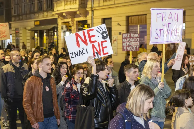 Veliki noćni mar&scaron; diljem Hrvatske: Pogledajte kakve su poruke nosili na transparentima
