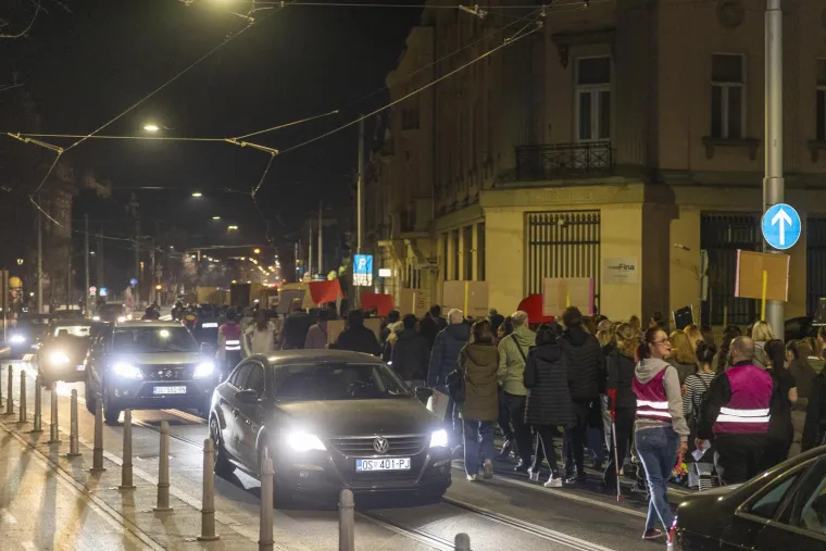 Veliki noćni mar&scaron; diljem Hrvatske: Pogledajte kakve su poruke nosili na transparentima