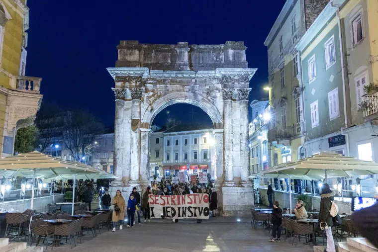 Veliki noćni mar&scaron; diljem Hrvatske: Pogledajte kakve su poruke nosili na transparentima